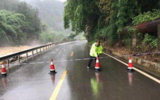 重庆万州区遭大暴雨袭击,交通道路变湍急河床 多部车辆...,重庆万州区遭遇大暴雨袭击，交通道路变湍急河床