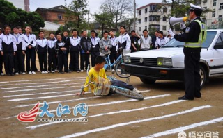 毕业生面试路上出车祸,珍惜安全驾驶机会!,当我们发现路上发生车祸时，我们该怎么保护自己呢？