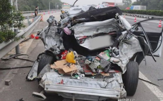 福建5人死亡高速车祸,大车和小车司机各定责50%,评论区...,安徽一地4车连环相撞致5死3伤，事故发生的原因有哪些？