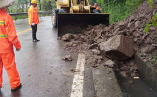 山东一家五口自驾太行1号公路,突遇暴雨,落石泥石流真...,暴雨夜袭四川冕宁一家5口遇难，此次暴雨有多少人受灾？